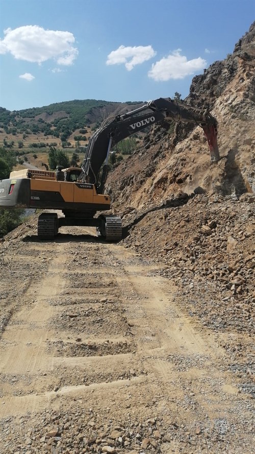 YEDİSU-ERZİNCAN YOLU YOL ÇALIŞMASI NEDENİYLE TRAFİĞE KAPATILMIŞTIR